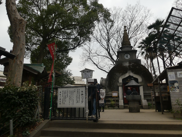 上野大仏横の石塔