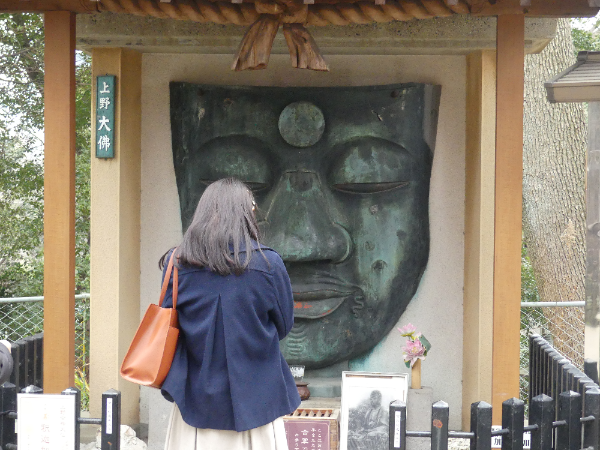 上野大仏に参拝する女性