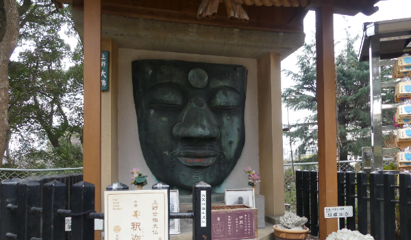 上野大仏は人の背丈ほどの高さがある〝巨大顔面仏〟だった