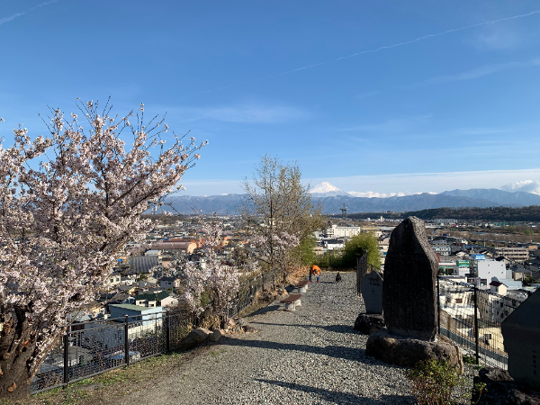 足下の公園からは韮崎市街、そして富士山が望める