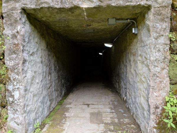 真っ暗なトンネルを進む
